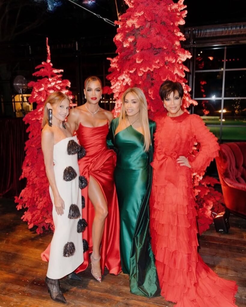  Kris Jenner’s red monochrome theme christmas decor 